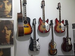 Memuja dan Meraup Fulus dari The Beatles 