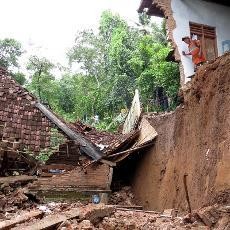 Pascatanah Amblas di Pacitan, Warga Was-was