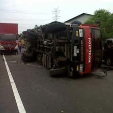 Truk Muat Barang Elektronik Terguling, Tol Manyar Macet Panjang