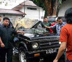Bruk, Pohon Tumbang di Dago dan Taman Lalu Lintas Timpa Mobil 