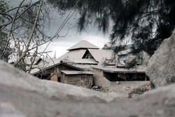 Puluhan Bangunan Rusak Terkena Abu Vulkanik Sinabung