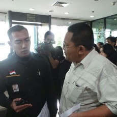 Bawakan Makanan dan Buku 100 Persen Merdeka, Keluarga Anas Ditolak KPK