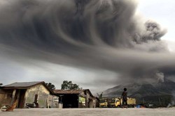  Abu Letusan Gunung Sinabung Kembali Sampai Medan