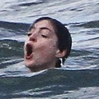 Berlibur di Pantai, Anne Hathaway Hampir Mati Tenggelam