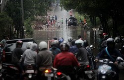 Banjir 1 Meter, Jl TB Simatupang di Tanjung Barat Tak Bisa Dilewati