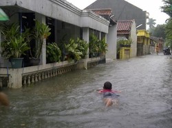 Kampung Makasar Cawang Banjir, Warga Ungsikan Perabot ke Loteng