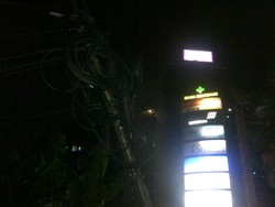 Banjir di TB Simatupang Bikin Tiang Listrik Miring dan Masuk Sungai