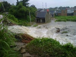 Tanggul Kali Laya Jebol, Ratusan Rumah di Bukit Cengkeh Depok Terendam
