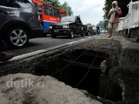 Lubang di Trotoar Ancam Pejalan Kaki