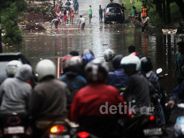 Banjir Lumpuhkan TB Simatupang