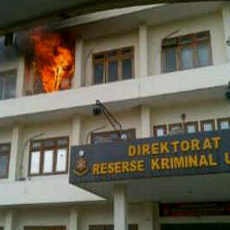 7 PMK dan 2 Water Canon Diterjunkan Padamkan Gedung Polda Jatim