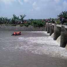Nekat Sebrangi Dam Sungai Sadar, Beni dan Sepeda Motornya Tenggelam