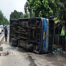 Bus TMB Terguling di Jalan Soekarno Hatta, Enam Orang Terluka