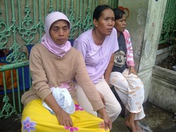 Pengungsi Banjir di Cawang: Ngobrol, Makan Siomay Hingga Bersenda Gurau 