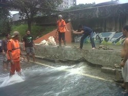  Jalan TB Simatupang Ambles 20 Cm, Kendaraan Putar Arah