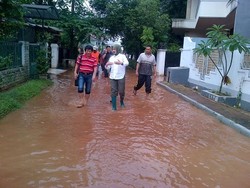 Bersepatu Boot Tinjau Banjir di Ciputat, Airin Mampir Rumah Kak Seto
