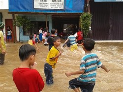Berenang di Tengah Banjir, Anak-Anak Ganggu Proses Evakuasi di Jatinegara