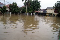 Banjir 2 Meter Tenggelamkan Komplek Dosen IKIP, Warga Butuh Makanan