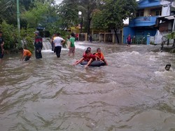 Anak-anak Kampung Makasar Jaktim Berarung Jeram di Tengah Banjir