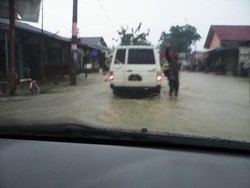 Jalan Raya Babelan Bekasi Terendam Banjir 15 Cm, Lalin Tersendat