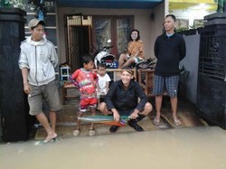 Darmawangsa Residence di Tambun Terendam, Warga Mulai Angkut Barang