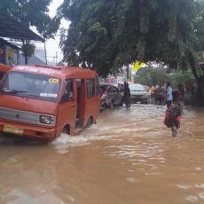 Banjir 80 Cm di Jalan Bintara Raya, Banyak Kendaraan Bermotor Nekat Melintas