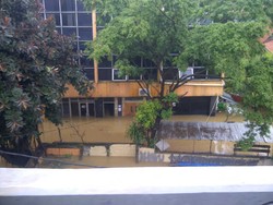 Banjir Rendam Cawang, Warga Relakan Barang Berharga Terendam