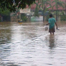 Banjir Tak Surut, Warga RT 05 Kemang Selatan Mulai Mengungsi