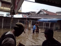 Buka Jala Dekat Banjir Pasar Lenteng Agung, Warga Jaring Ikan Mas