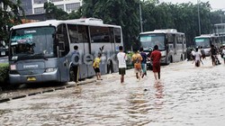 Terendam Banjir Hingga 1 Meter, 13 Ruas Jalan di Jakarta Ditutup