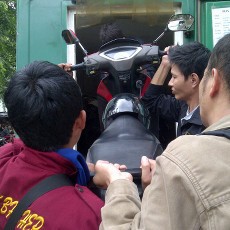 Demi Hindari Banjir di Green Garden, Motor Diangkut oleh Truk Pendingin Makanan