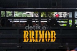 40 Anggota Brimob Evakuasi Korban Banjir di KM 42 Tol Cikampek