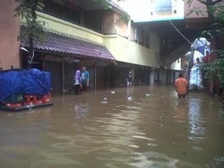 Berkah Kuli dan Tukang Ojek di Tengah Pasar Cipulir yang Kebanjiran