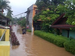 Banjir Juga Menerjang Komplek Pinang Griya, Warga Mulai Mengungsi