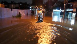 Banjir di Kompleks Dosen IKIP Bikin Jalur Jatibening-Pd Gede Terputus