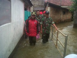 Lurah Susan Gandeng Kopassus Berikan Bantuan ke Korban Banjir