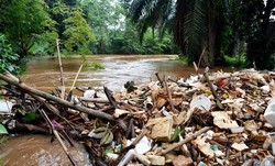 Kali Pasanggarahan Meluap, Sampah Menumpuk Aneka Rupa Tersangkut Jembatan