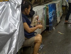 Rumah Tergenang Banjir, Ibu Ini Terus Gendong 2 Itik Kesayangannya