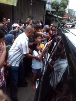 Tinjau Pintu Air Manggarai, Jokowi Bagi-bagi Buku Tulis