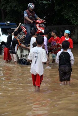 Masih Ada 6 Orang di RT 01 Bukit Duri Jaksel Yang Enggan Dievakuasi