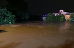 Banjir di Kampung Pulo Sudah Setinggi 7 Meter