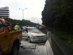 Mazda Putih Keluarkan Api di Tol Pasar Minggu