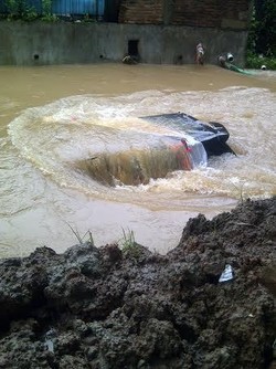 Sempat Hilang, Mobil Ini Ditemukan Teronggok di Tengah Kali di Tambun
