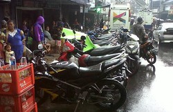 Banjir di Kampung Pulo, Ratusan Motor Mejeng di Pinggir Jalan