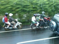 Banjir, Ini Motor yang Masuk Tol Jagorawi yang Padat