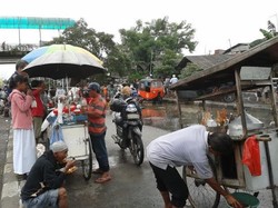 Karena Banjir, Fly Over Kampung Melayu Jadi Pasar Kaget