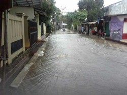 Kali Meluap, Jalanan di Bukit Cengkeh dan Taman Duta Depok Seperti Sungai