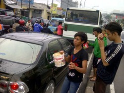 Mengaku Korban Banjir, Belasan Remaja Mengemis di Flyover Kalibata