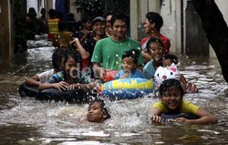 Jakarta Dilanda Banjir, Dinas Kebersihan Siapkan 32 MCK Keliling