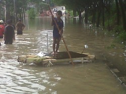 Kreatif! Para Bocah ini Buat Usaha Rakit di Banjir TB Simatupang